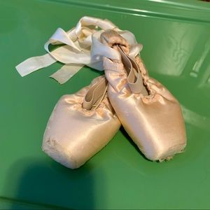Used Bloch Pointe shoe